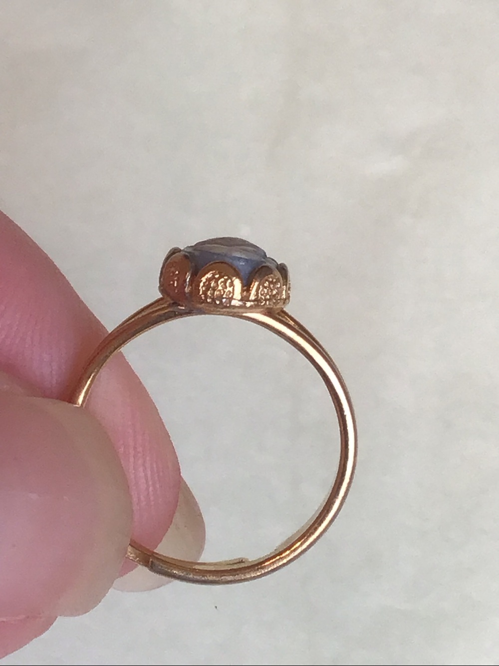 Vintage Avon Victorian Cameo Silhouette Ring, Gold-toned Blue/White, adjustable - Picture 8 of 10